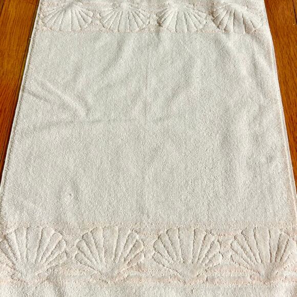 Vintage Fieldcrest Seashell Hand Towel – Soft Peach Cotton, Made in USA - Picture 2 of 13